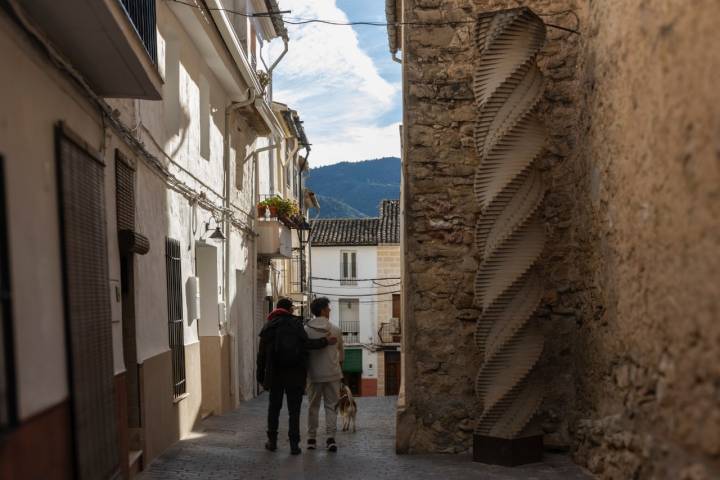 Junto a la Iglesia de la Inmaculada Concepción de Otos.