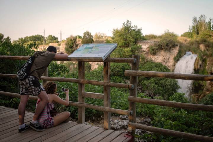 Nadie se resiste a hacer fotos mientras se imagina a pie del chorro, sobre todo cuando aprieta el calor. 