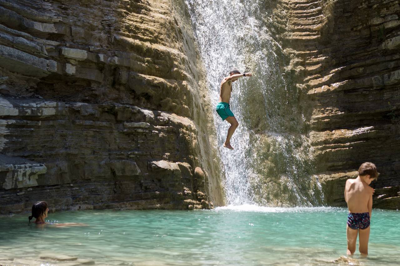 Una cascada escondida en alta montaña