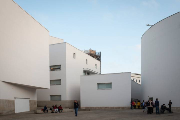 El trabajo del arquitecto Álvaro Siza destaca en el corazón de Ceuta. Foto: Sofía Moro.