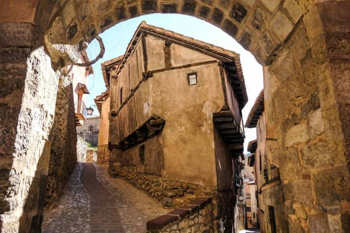 Una de las casas más famosas del pueblo es la que aparece enmarcada en el Portal de Molina