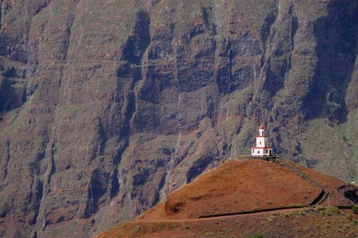 El campanario de Joapira, en Frontera, sobre un monte y con más montañas detrás.
