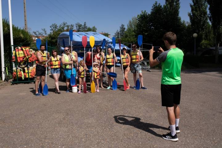 Un grupo de participantes del descenso se toma una foto antes de comenzar el recorrido.