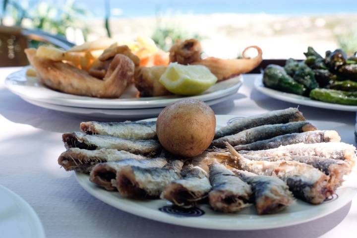 Xoubas y raya del 'Restaurante Serafín' para comer junto al mar.