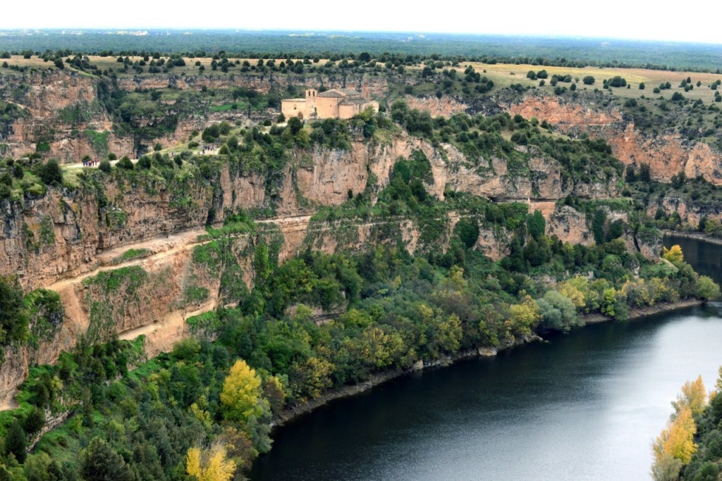Arboledas de oro, buitres y una romería en un cañón de ensueño Arboledas de oro, buitres y una romería en un cañón de ensueño