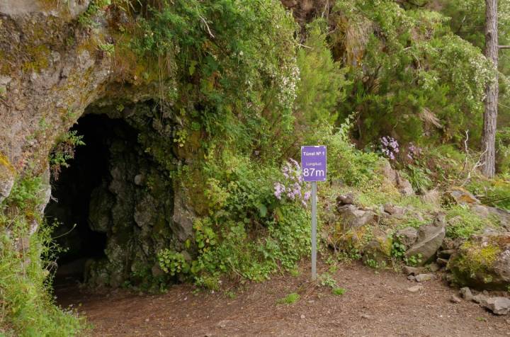 Cuevas y túneles que dan más misterio a este espectacular paisaje. Recuerda llevar una linterna.