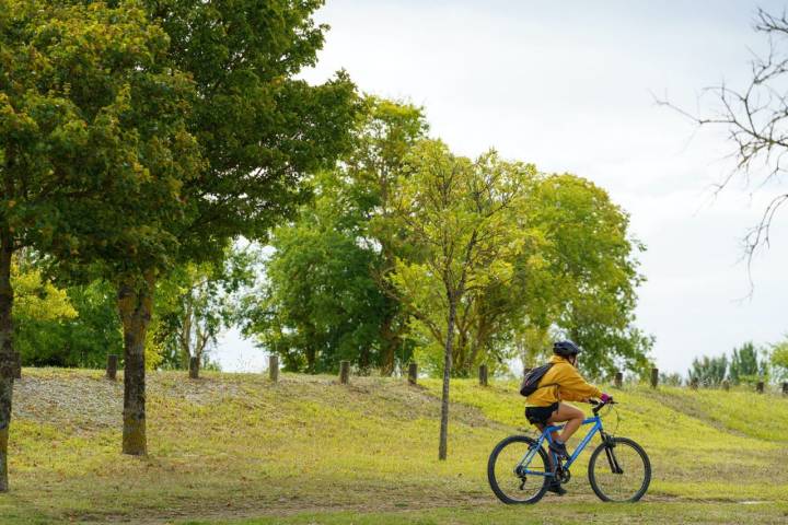 Ciclista en el Parque Provincial de Garaio.