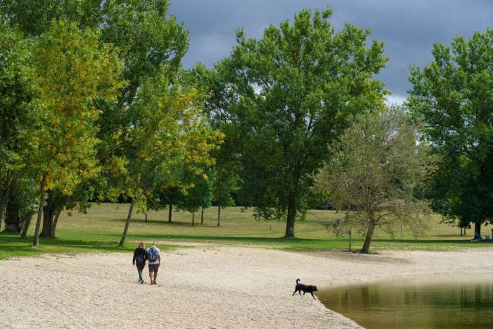 Una pareja pasea con su perro por el Parque Provincial de Landa