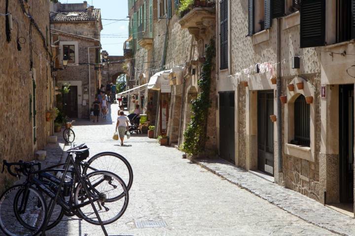 Por los alrededores encontrarás numerosas rutas de bicis que conectan los pueblos con más encanto. Foto: Shutterstock.