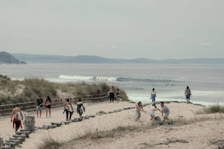 Gente en la playa durante la grabación de la tercera temporada serie RAPA