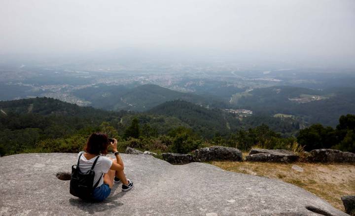 Mujer observa las vistas desde un mirador del Monte Aloia