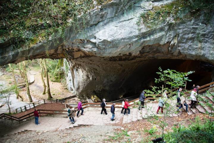 Zugarramurdi (Valle del Baztán): exterior de la Cueva de las Brujas