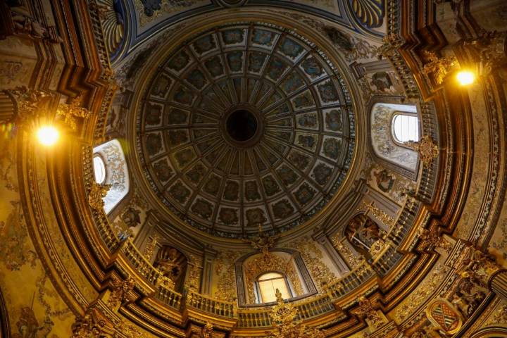 La cúpula dorada, una maravilla dentro de la capilla.