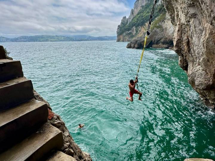 Un joven se lanza al mar desde el faro del Caballo