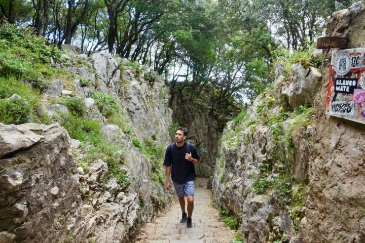 Un senderista en la senda circular de Monte Buciero