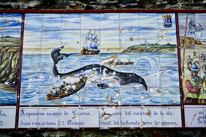 Vista del panel de cerámica de la Casa de los Mareantes en el que figura la caza de ballenas en Luarca, Asturias.