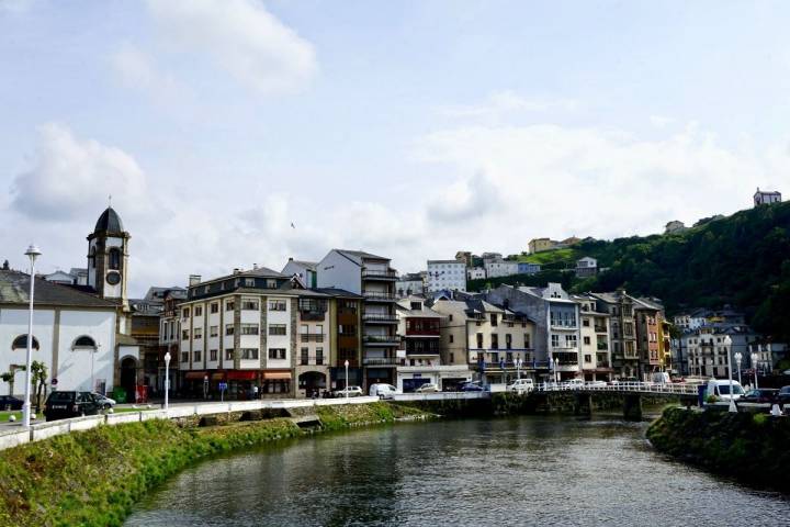 Vista del río Negro en Luarca, Asturias.