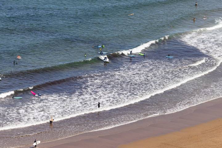 Flysch de Bizkaia en Getxo playa con surfistas