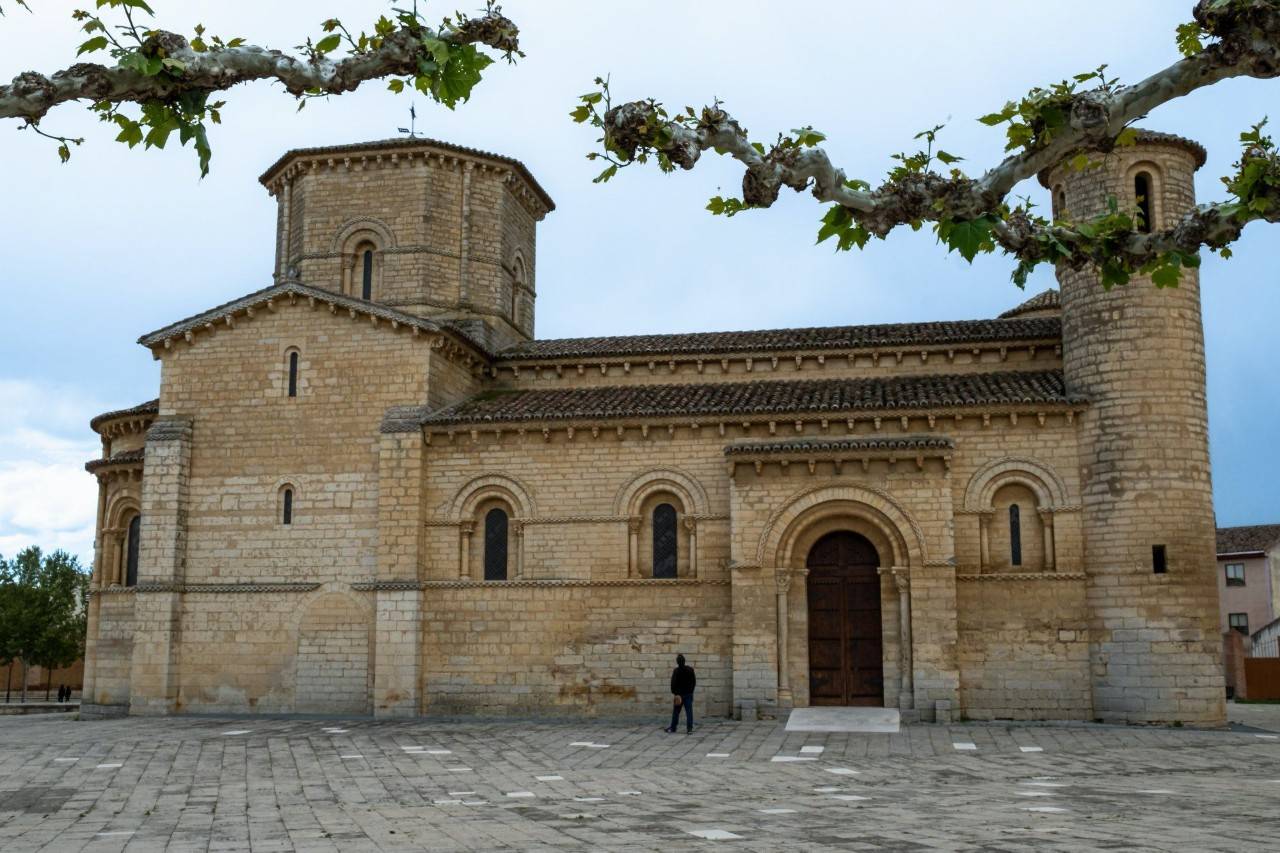 Fachada de la iglesia de San Martín en Frómista (Palencia)