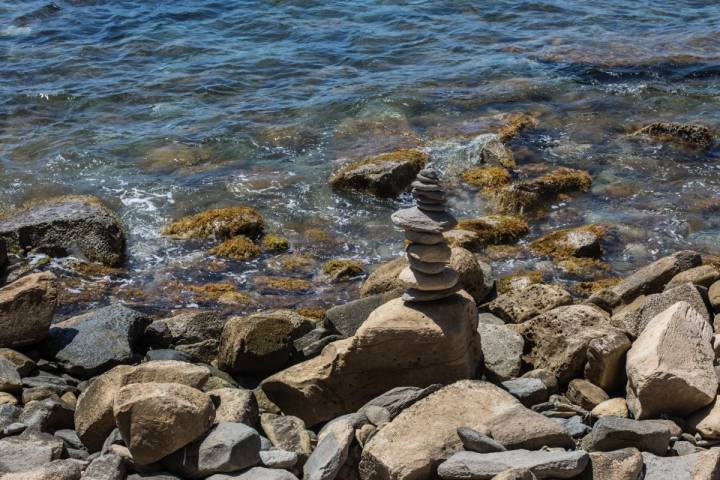 Un montículo de piedras en la cala Llobella, en Calpe, Alicante.