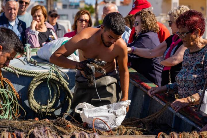 Pescadores sacando la captura en una playa de Isla Cristina (Huelva)