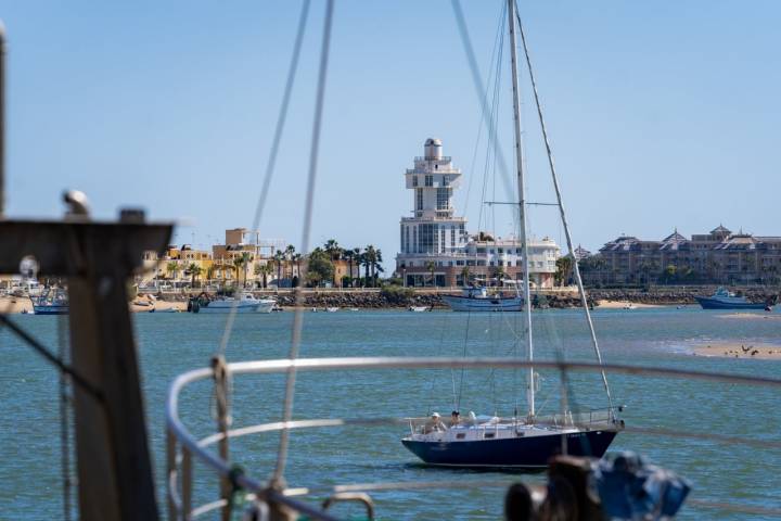 Vista del faro desde el puerto de Isla Cristina (Huelva)