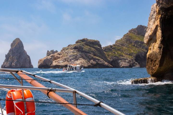 Una barca bordea las Islas Medas