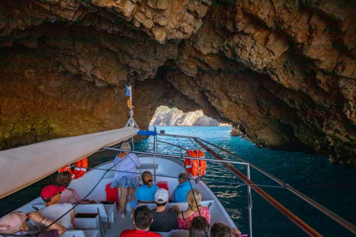 La barca Núria atraviesa la roca Foradada