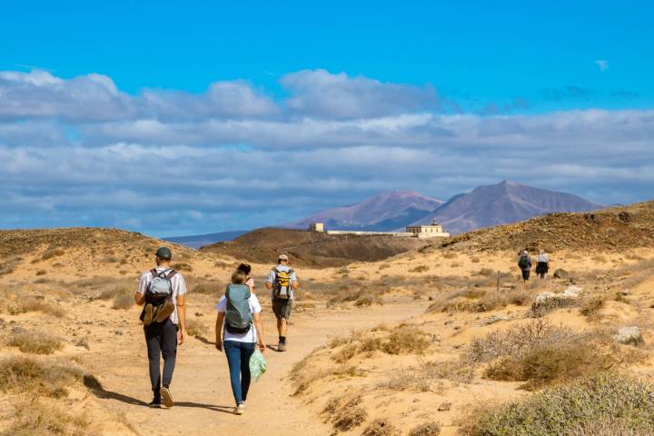 Senderistas hacia el volcán.