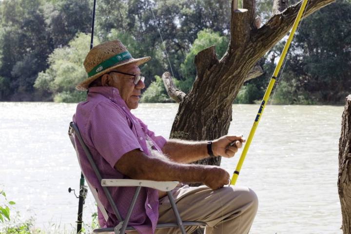 Francisco Simón, un pescador y vecino de la próxima localidad de El Carpio viene cada día a pescar carpas que luego vuelve a soltar en el río.