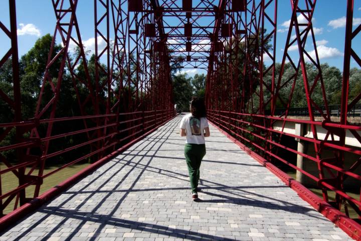 Paseando por el Puente de Hierro, sobre el río Guadalquivir, construido a principios del siglo XX, hoy una zona peatonal.