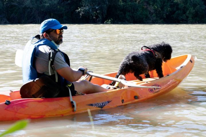 Antonio con su perro de aguas, Freddy, acaban de embarcar. Esta ruta es apta y recomendable para mascotas amantes del agua.