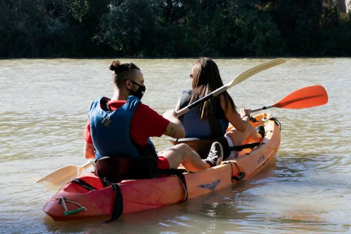 Antes de salir a navegar por el río, se reparten los remos y las canoas adecuadas para cada participante.