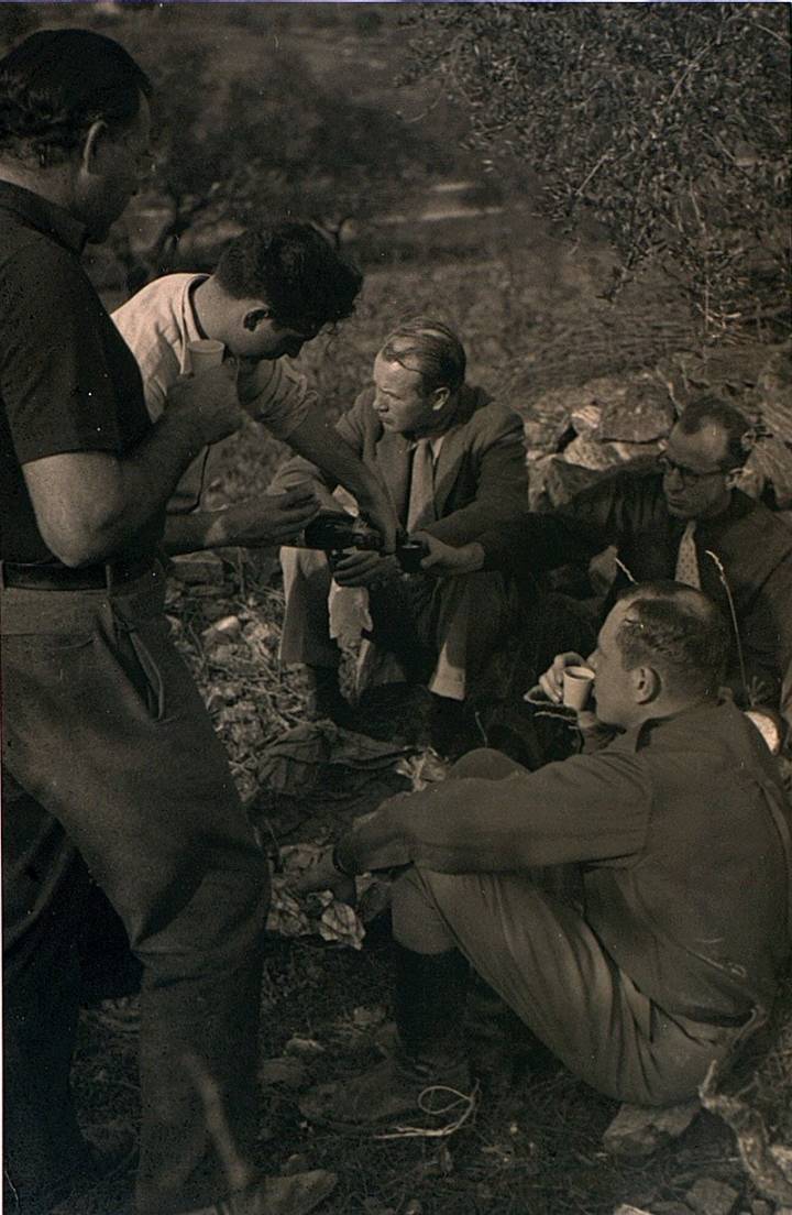 Robert Capa sirviendo un cava a Hemingway, Sheean, Matthews y Hans Kuhle. Foto cedida por Ramón Buckley.