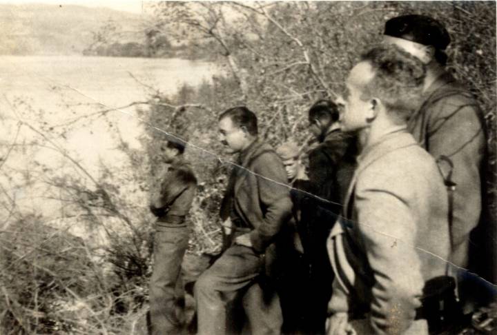 Hemingway y Buckley asomándose al Ebro. Foto cedida por Ramón Buckley.