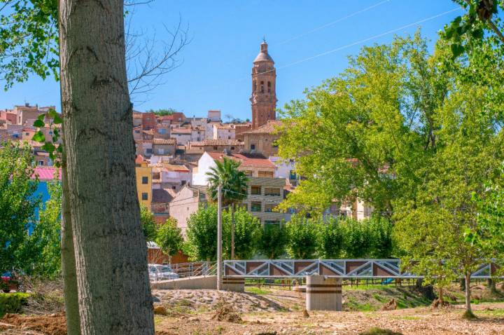 El casco urbano de Oliete se extiende por la orilla derecha del río Martín.