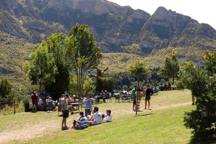 Zona de descanso en el exterior del laberinto de los Pirineos (Piedrafita de Jaca)