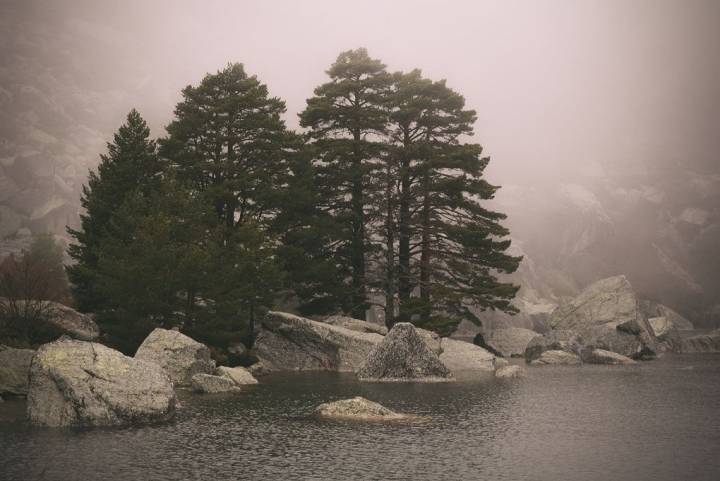 La niebla le otorga al lago aún más misterio. Foto: shutterstock.