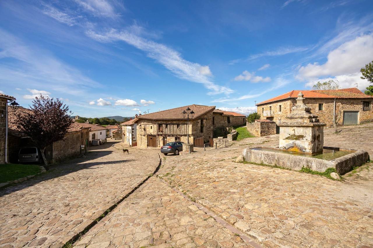 Una aldea medieval de cuatro habitantes para vivir en el siglo XXI