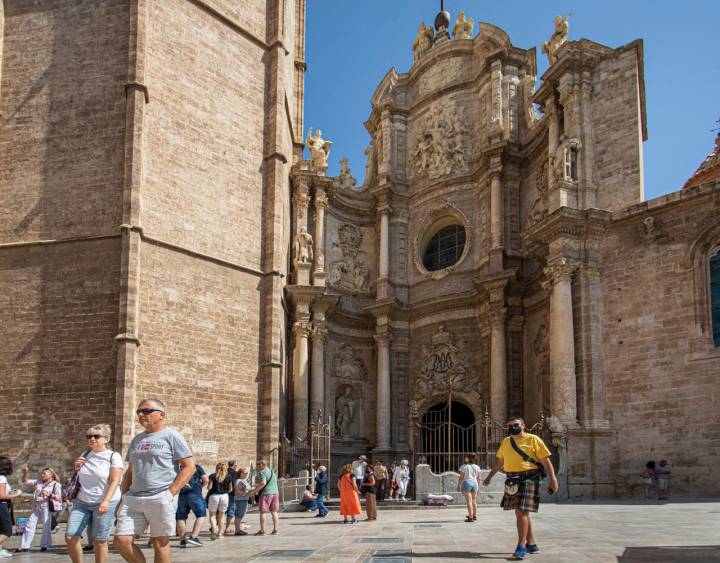 Los Borgia Com. Valenciana Etapa 3 turistas en catedral