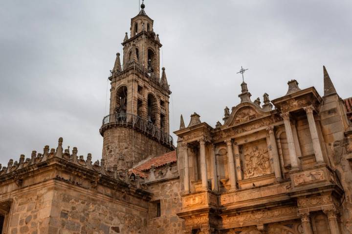 Fachada principal de la catedral de la Sierra, en Hinojosa del Duque (Córdoba)