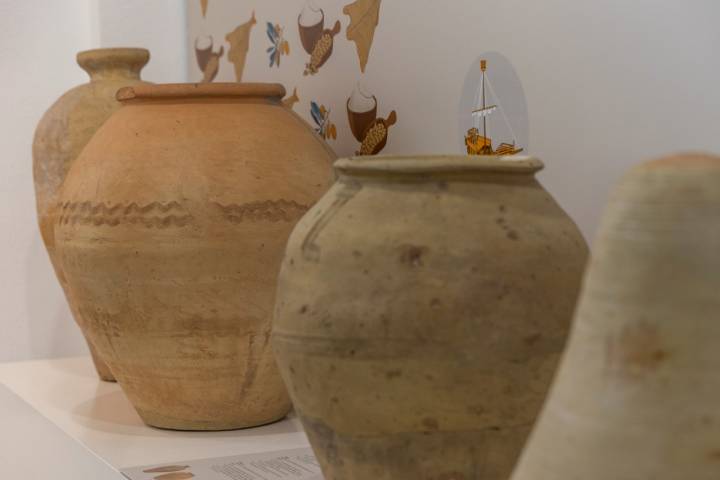 Jarrones de barro expuestos en el museo.