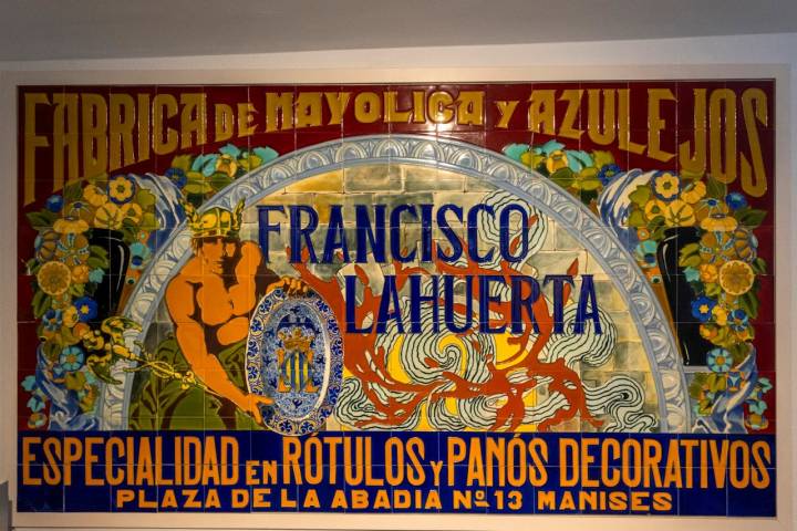 Un cartel antiguo expuesto en el museo.