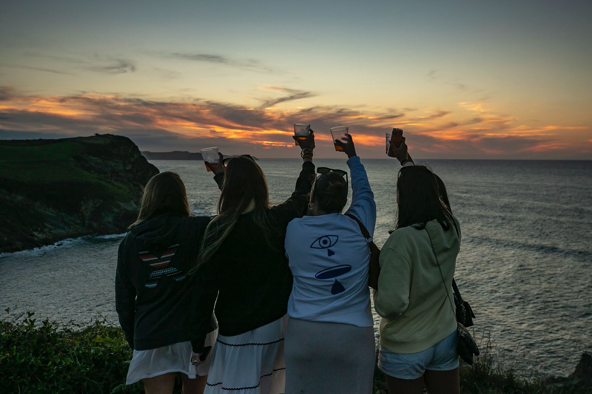 Un grupo de amigas brindan en el Mirador de La Corneja en Ruilobuca.