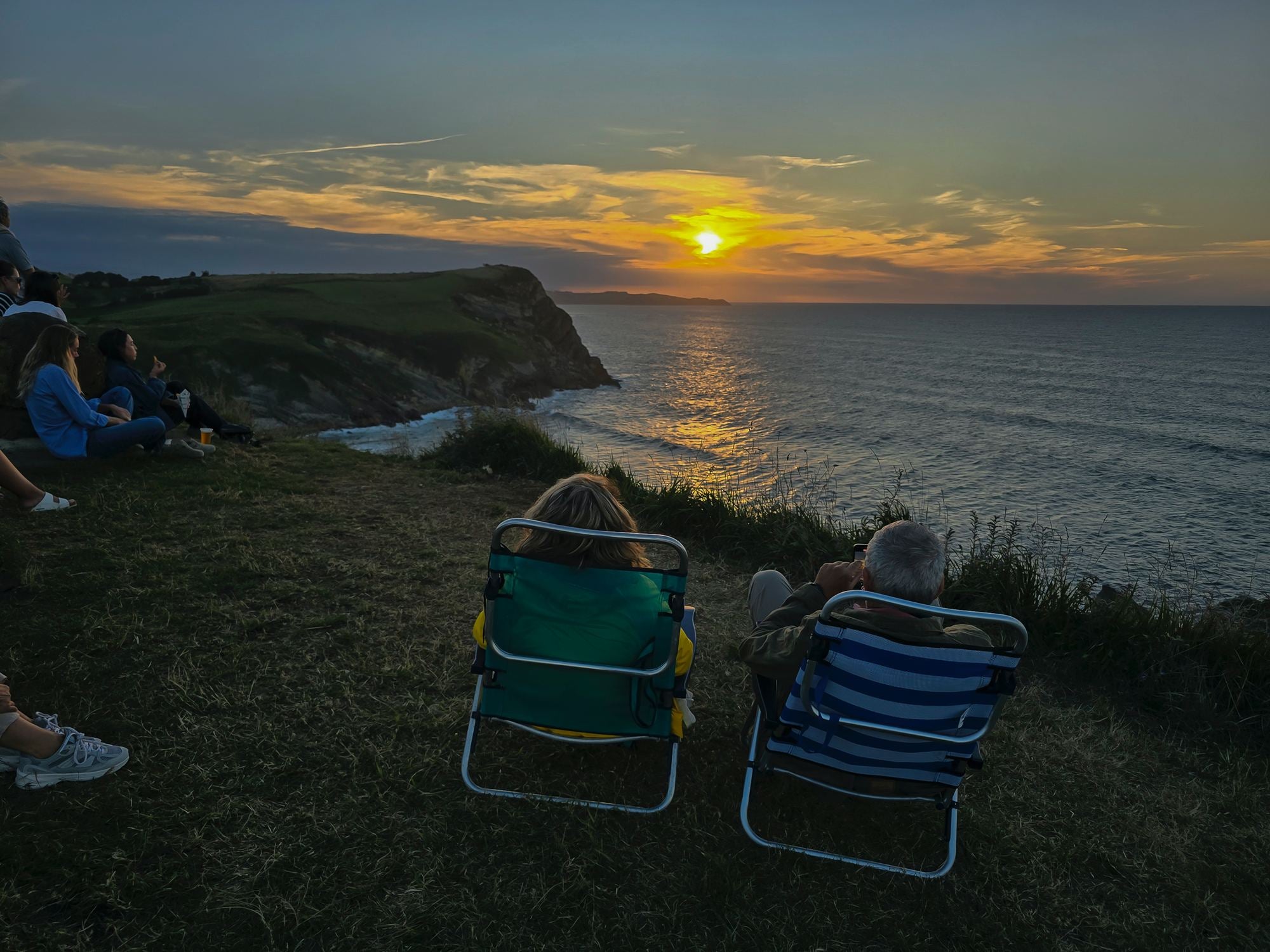 Dos personas sentadas en sus sillas de playa en el Mirador de La Corneja en Ruilobuca.