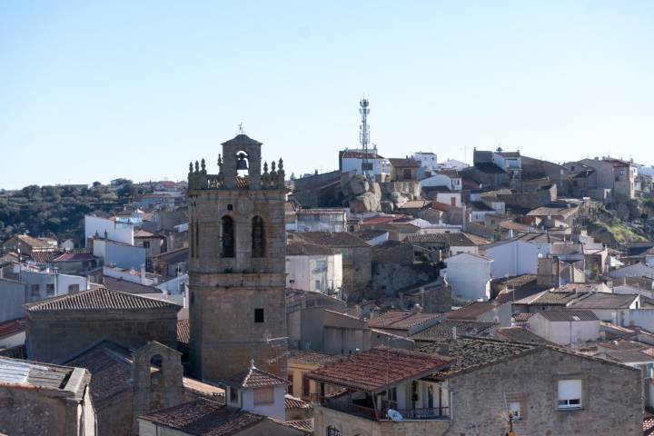 Detalle de los tejados y de la torre de la iglesia Nuestra Señora de la Asunción de Fermoselle.