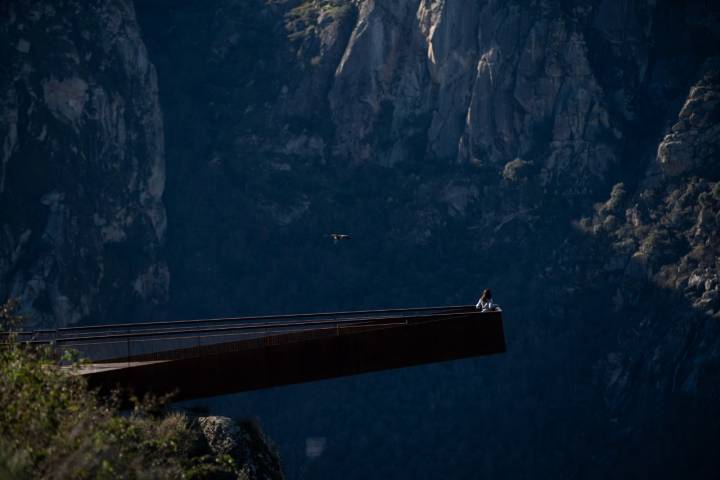 El lugar permite disfrutar del vuelo de las aves rapaces surcando el cielo.