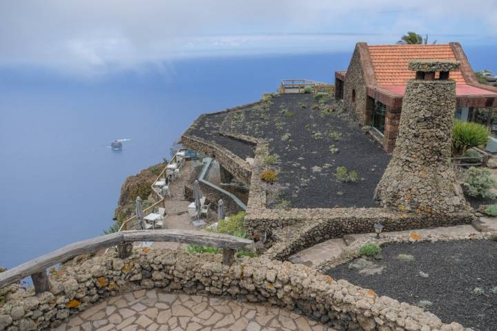 Vista parcial del Mirador de la Peña en la que se ve la terraza del restaurante diseñado por el artista César Manrique,