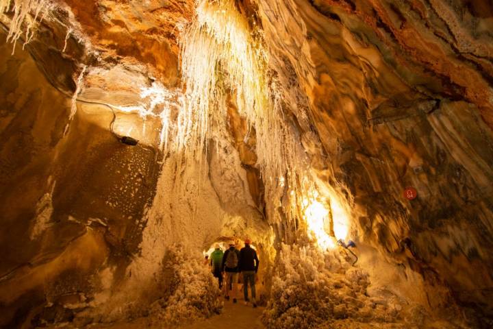 Impresionan las estalactitas y las estalagmitas de esta catedral subterránea de sal.