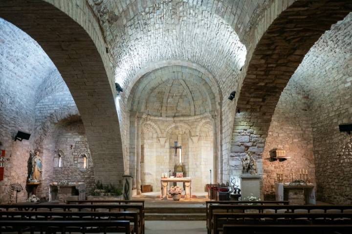 El interior de la iglesia de San Martín de Mura.